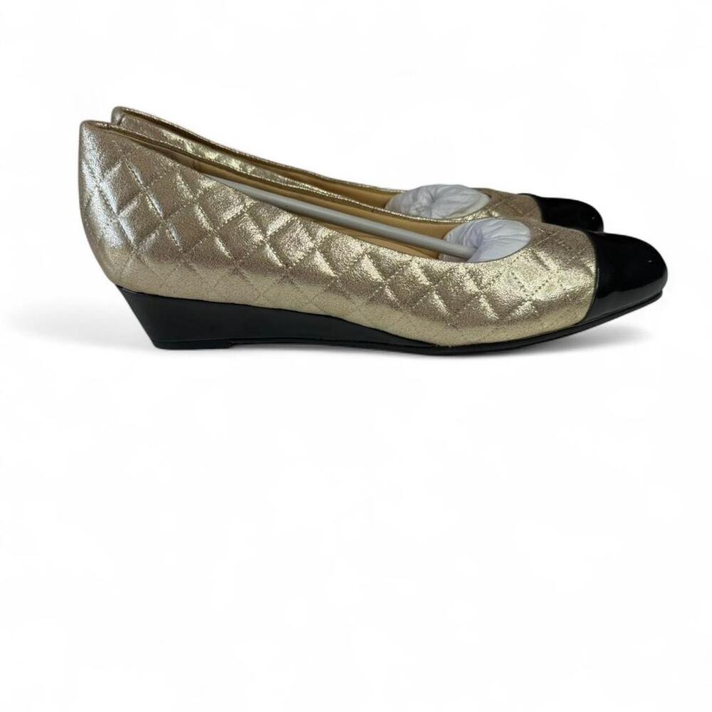 New Trotters Gold Quilted Cap Toe Wedge Flats Sz 11 Classic